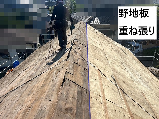 市川三郷町で穴抜け屋根下地を補強するため、野地板の重ね張り(増し張り)を実施